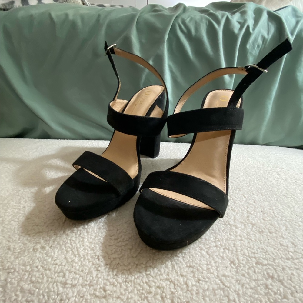 Black heels, about 3 inches tall!